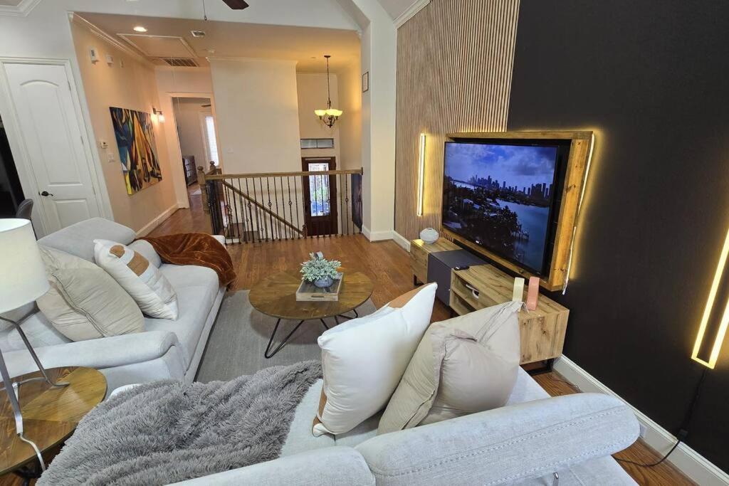 Modern Galleria Gem Private Jacuzzi 3 Br Houston Buitenkant foto
