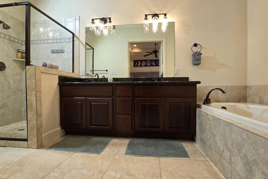 Modern Galleria Gem Private Jacuzzi 3 Br Houston Buitenkant foto