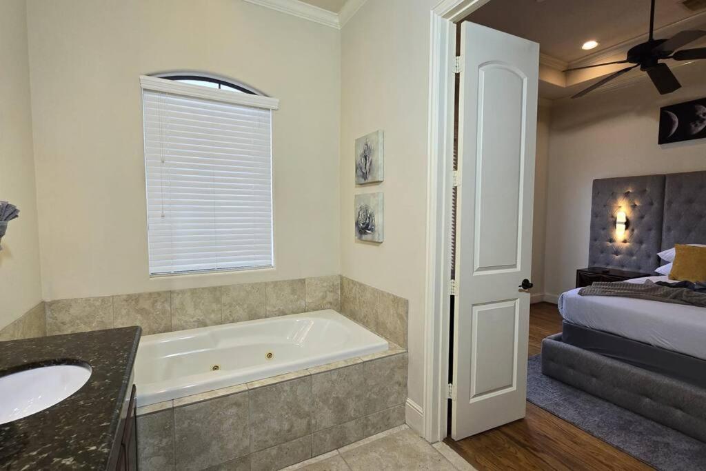 Modern Galleria Gem Private Jacuzzi 3 Br Houston Buitenkant foto