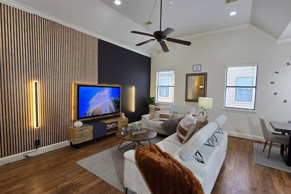 Modern Galleria Gem Private Jacuzzi 3 Br Houston Buitenkant foto
