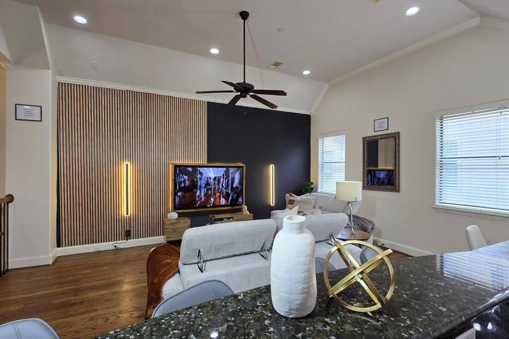 Modern Galleria Gem Private Jacuzzi 3 Br Houston Buitenkant foto