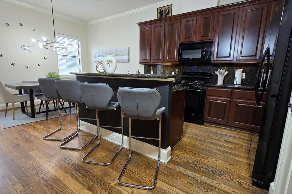 Modern Galleria Gem Private Jacuzzi 3 Br Houston Buitenkant foto