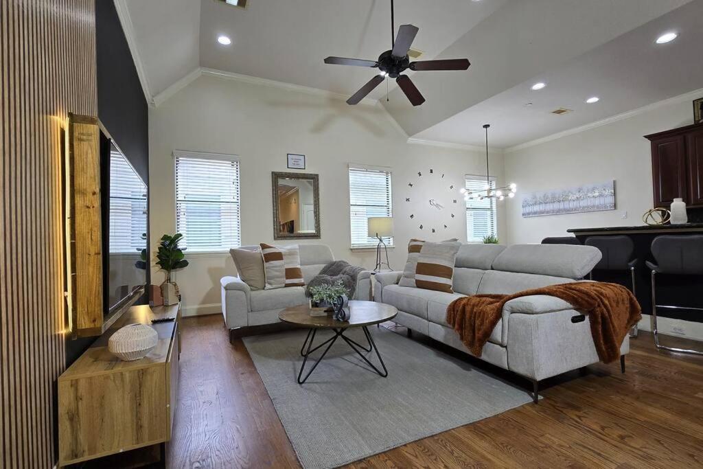 Modern Galleria Gem Private Jacuzzi 3 Br Houston Buitenkant foto