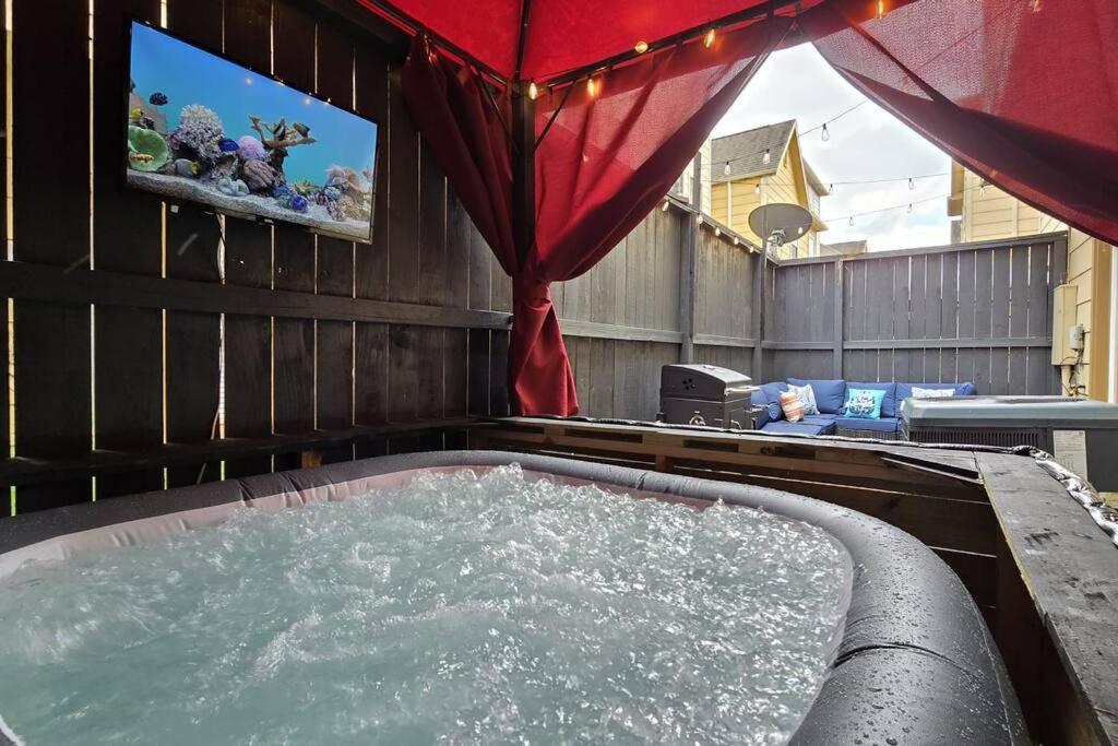 Modern Galleria Gem Private Jacuzzi 3 Br Houston Buitenkant foto